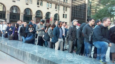 Гигантская очередь выстроилась в Нью-Йорке за iPhone 6