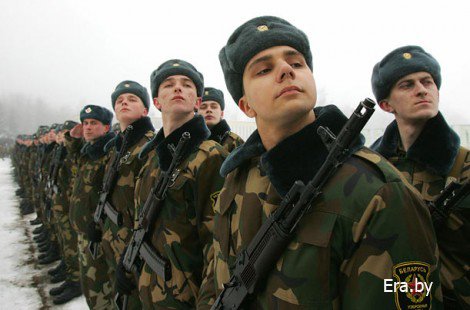 Белорусским военнослужащим запретили курить на ходу и держать руки в карманах