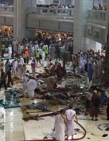 На крупнейшую в мире мечеть обрушился строительный кран, есть жертвы