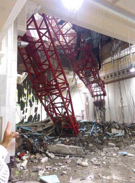 На крупнейшую в мире мечеть обрушился строительный кран, есть жертвы