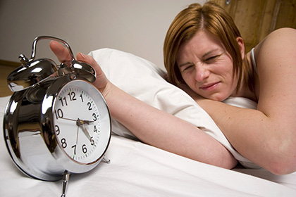 Ученые развеяли миф о естественности восьмичасового сна