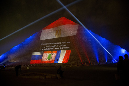 Египетские пирамиды окрасили в цвета флагов России, Франции и Ливана