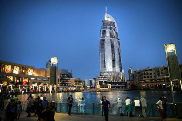 Новый год в Дубае: фейерверк на фоне горящего небоскреба