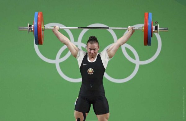 Первую медаль Беларуси завоевала тяжелоатлетка Дарья Наумова