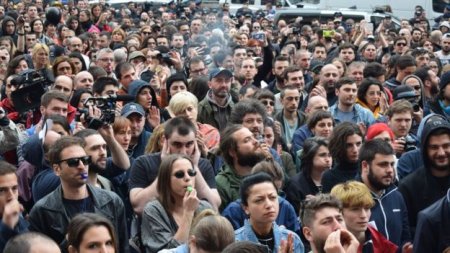 В Тбилиси тысячи человек вышли протестовать против рейдов в ночных клубах