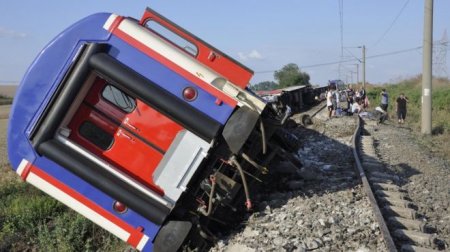 В Турции пассажирский поезд сошел с рельсов: 10 погибших