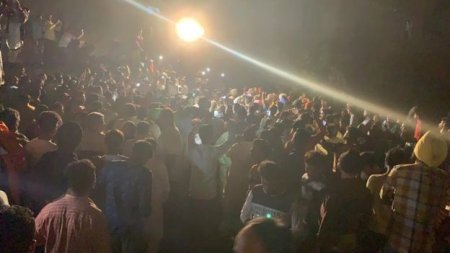В Индии поезд врезался в толпу празднующих: десятки погибших