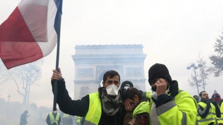 Во Франции заморозили цены на бензин после "топливных протестов"