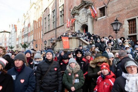 Видеофакт. Десятки тысяч поляков пришли на похороны убитого мэра Гданьска