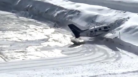 Пассажирский самолет врезался в сугроб на горнолыжном курорте Куршевель во Франции