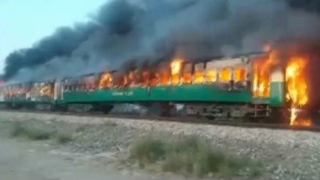 Более 70 человек погибли при пожаре в поезде в Пакистане