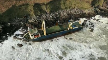 Огромный "корабль-призрак" прибило к берегам Ирландии