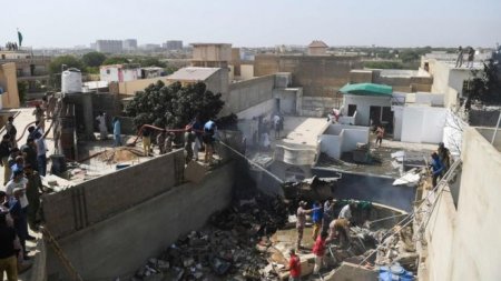 В Пакистане при заходе на посадку разбился пассажирский самолет