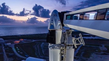 США перенесли запуск первого пилотируемого корабля Илона Маска