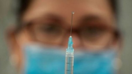 "Воровать нет смысла". Россия заявила, что будет производить оксфордскую вакцину от коронавируса