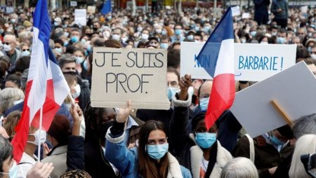 Во Франции тысячи вышли на митинги в память об убитом чеченцем учителе