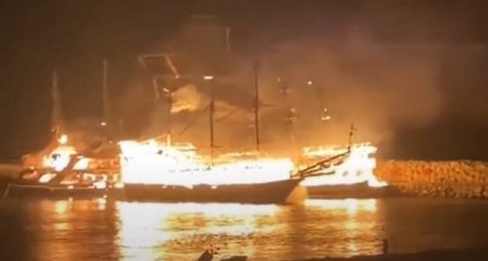 В Турции сгорели сразу четыре экскурсионных судна. Спасаясь от огня, люди прыгали за борт (Видео)