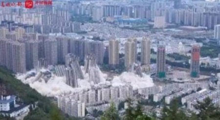 В Китае мегаэффектно снесли 15 небоскребов