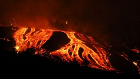 Извержение на острове Пальма: лава добралась до домов, 5000 человек эвакуировано