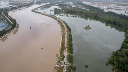 Фотофакт: сильное наводнение в Китае заставило почти 2 млн человек покинуть свои дома