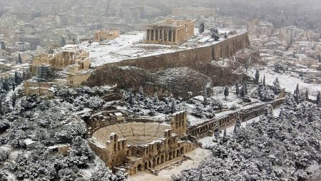 Видеофакт: Грецию и Турцию занесло снегом
