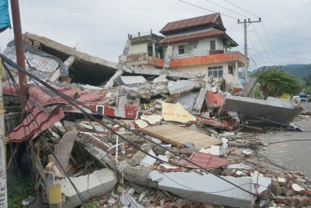 Индонезию сотрясает мощное землетрясение: ученые рассказали о риске цунами