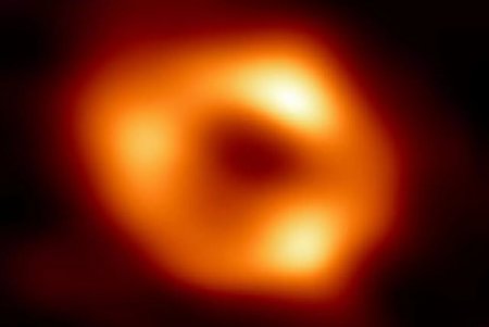 Опубликована первая в истории фотография черной дыры галактики Млечный Путь