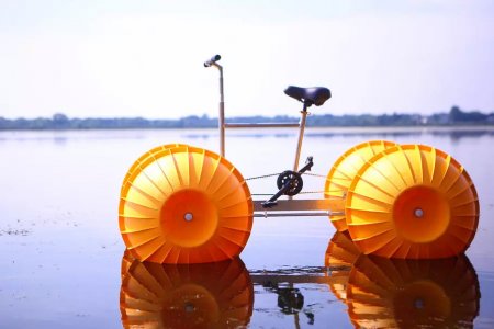 Изобретен первый в мире плавающий велосипед
