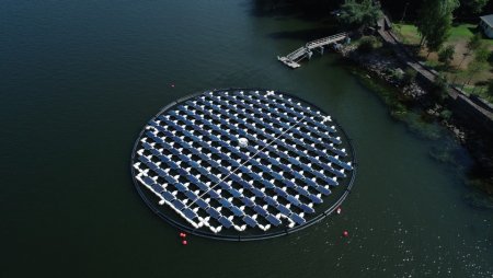 В Нидерландах построили остров из 180 подвижных солнечных панелей