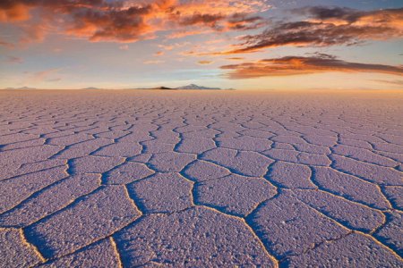 Загадочным шестиугольным «сотам» в соляных пустынях нашли объяснение
