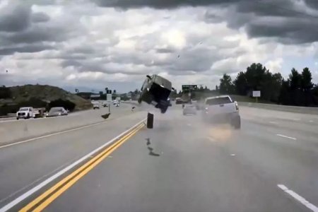Kia Soul взлетает в воздух после столкновения с колесом