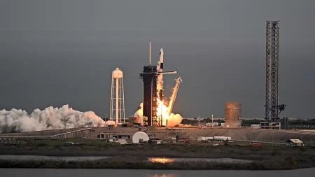 Space X запустила ракету к МКС с космическими туристами
