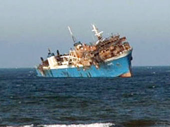 У берегов Албании взорвался и затонул танкер