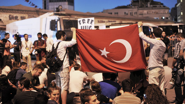 Тысячи манифестантов вновь вышли на улицы Стамбула