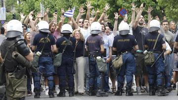 Более 10 тысяч человек митингуют в Афинах в день всеобщей забастовки