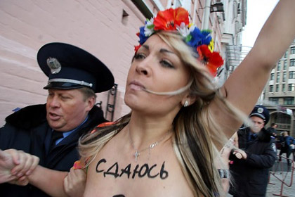 Спилившая крест активистка FEMEN получила убежище во Франции