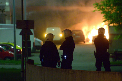 Во время погрома в Стокгольме сожгли 100 автомобилей