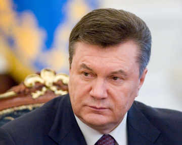 Янукович отправил в отставку правительство Украины