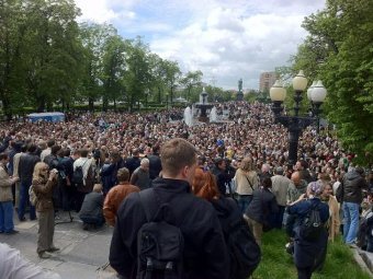 На «прогулку писателей» в Москве пришли несколько тысяч человек