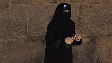 Французские мусульманки смогут носить паранджу на улице за 150 евро