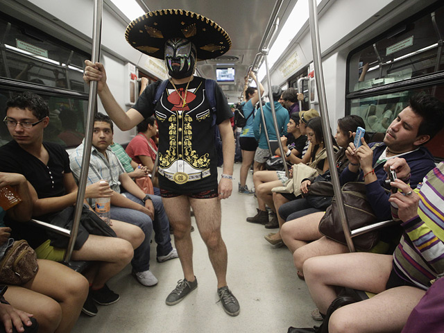 «В метро - без штанов!»: в 60 городах мира прошел 12-й ежегодный полуголый флешмоб (Видео)
