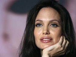 Анжелину Джоли лишат звания посла ООН из-за невежества