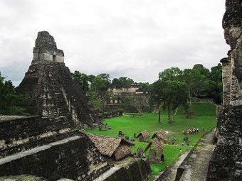В день конца света туристы повредили древний храм майя