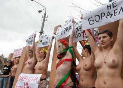Девушек из FEMEN призывают рожать, а не морозить грудь в дали от своего села (Видео)