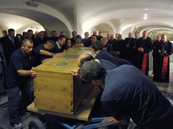 Гроб с телом Иоанна-Павла II вынесли из склепа