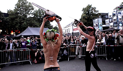 Активистки FEMEN спилили 3 креста в Голландии