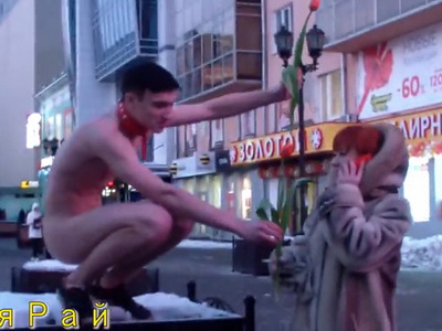 В Екатеринбурге голый мужчина в розовом ошейнике дарил женщинам цветы и объятия на 8 марта (Видео)