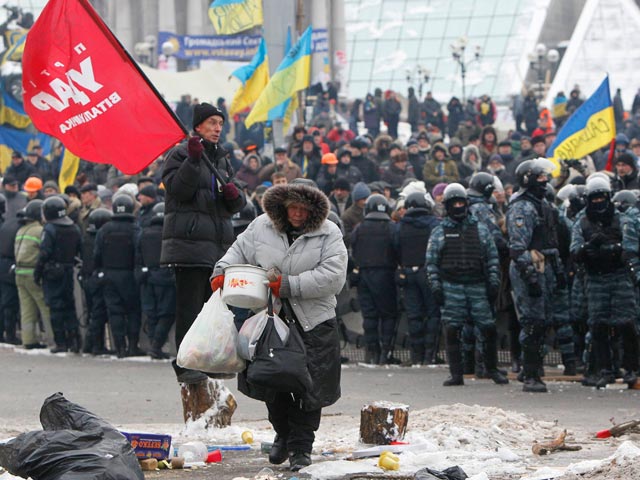После ночного штурма на Майдан стягиваются активисты