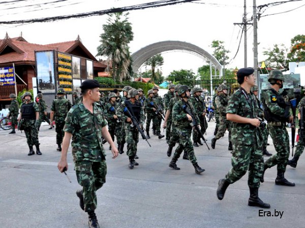 Король Таиланда снял военное положение, длившееся почти год