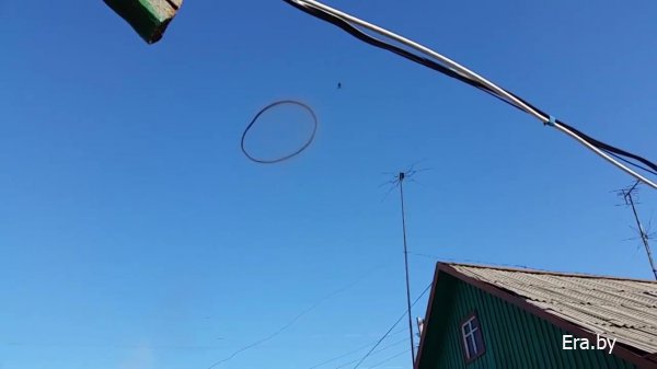 В небе над Казахстаном проплыло черное кольцо